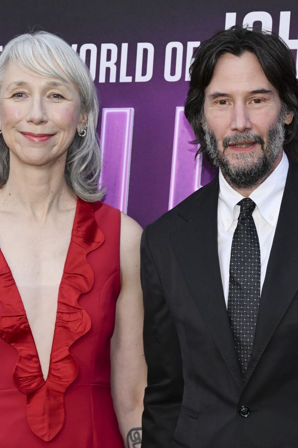 Přítelkyně Keanu Reevese překvapila výstřihem až do pasu! Na premiéře měli svůj svět ve vlastní zamilované bublině - fotka 1/1